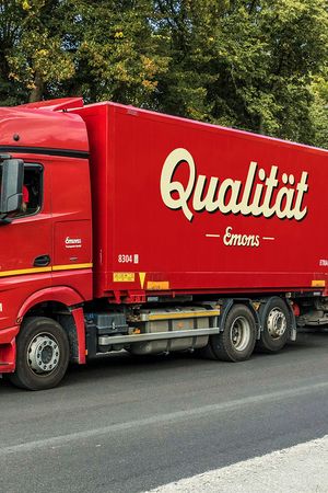 Roter Truck im Grünen mit der Aufschrift "Qualität"
