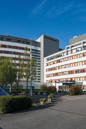 Sankt Katharinen-Krankenhaus Frankfurt von außen bei schönem Wetter